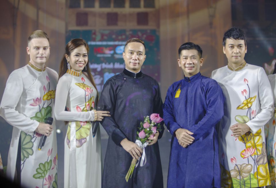 Đỗ Trịnh Hoài Nam mang nón lá dát vàng lên sân khấu