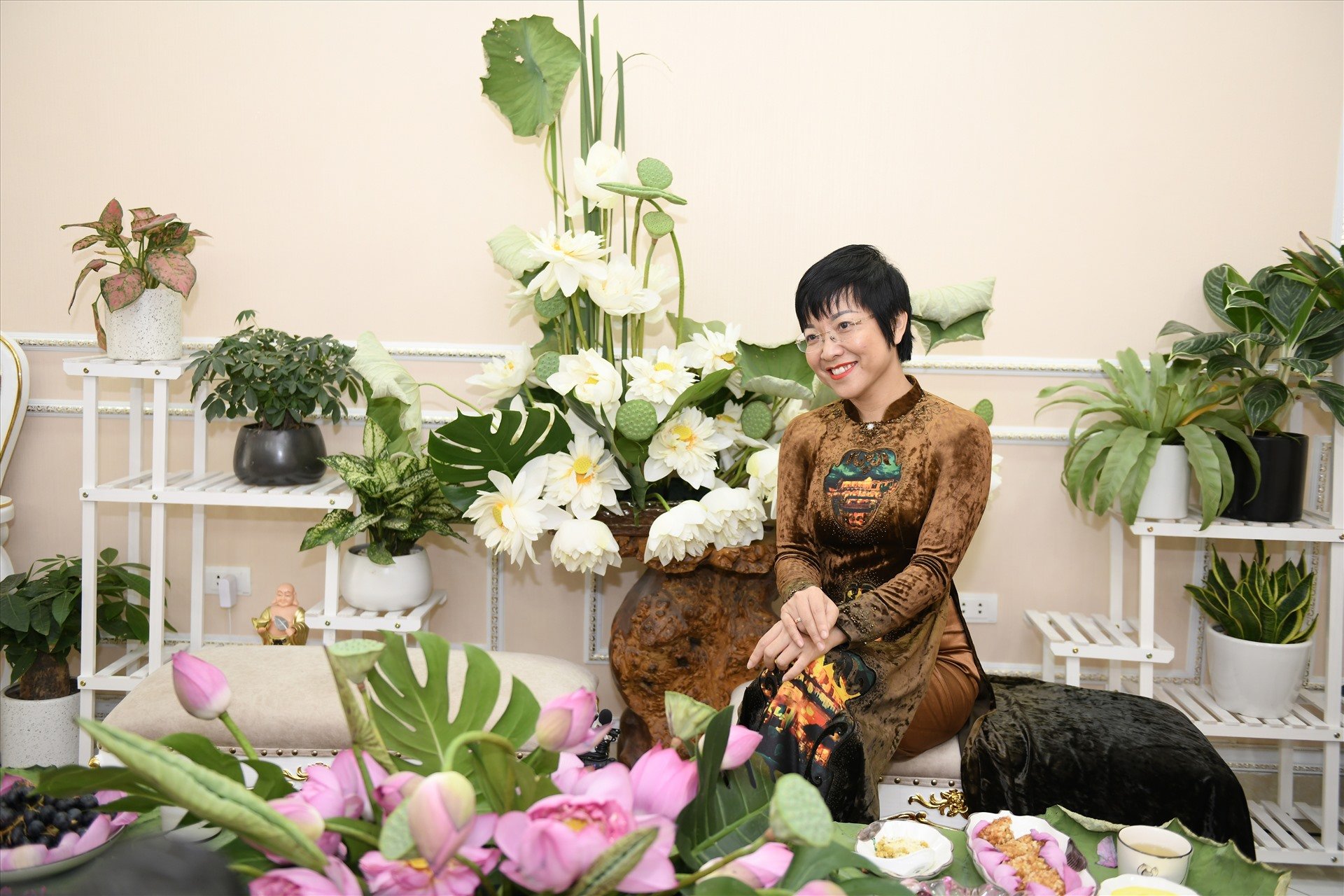 Học MC Thảo Vân bí kíp chọn áo dài trung niên đẹp quý phái