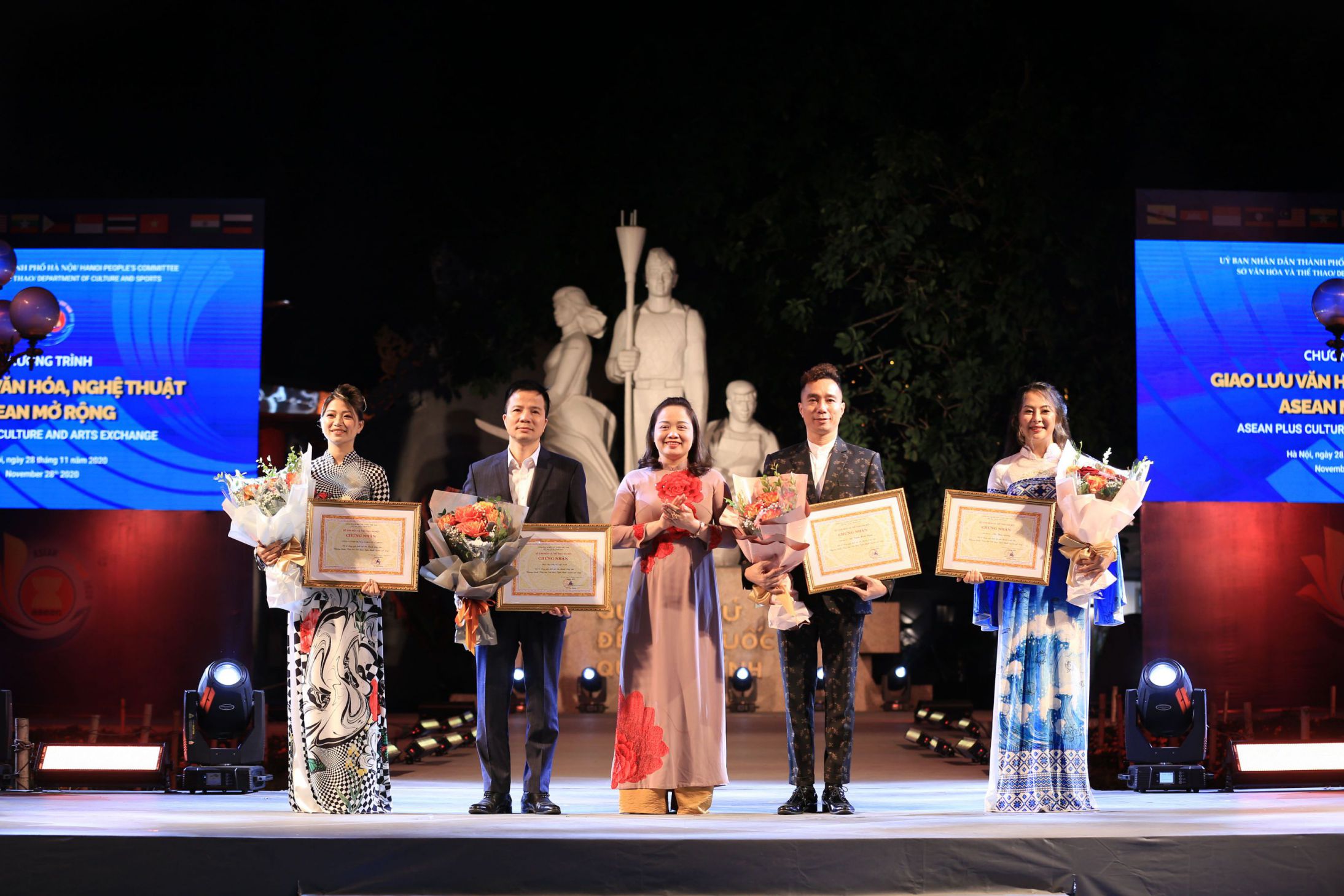 Dấu ấn '12 mùa hoa Hà Nội' của NTK Đỗ Trịnh Hoài Nam trong Ngày hội Văn hóa ASEAN