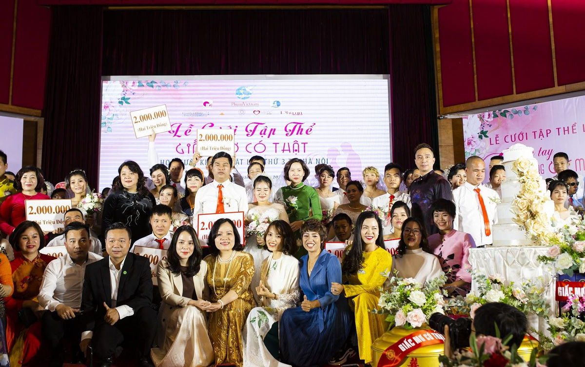 Ấm lòng trước những món quà ý nghĩa tại Lễ cưới tập thể “Giấc mơ có thật” của Thời trang Sen Vàng và CLB Áo dài Việt Nam