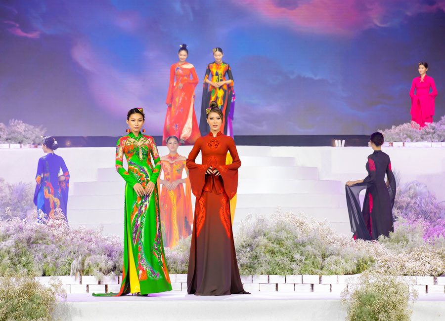 Đỗ Trịnh Hoài Nam khoe 'Giấc mơ' trên tà áo dài dân tộc