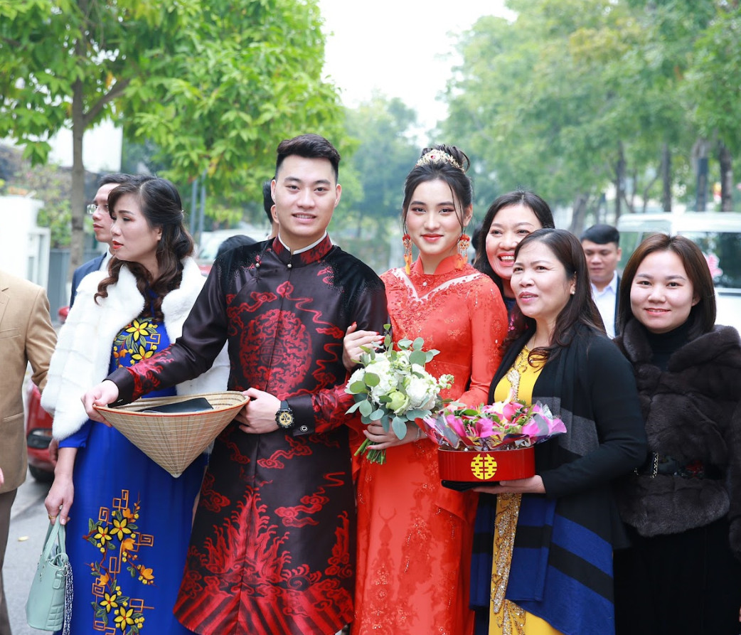 TOP 15+ Mẫu áo dài ăn hỏi đẹp - sang trọng nhất 2022