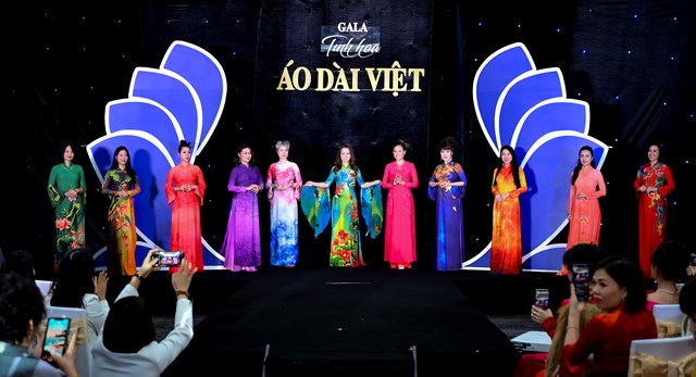 Vẻ đẹp nữ doanh nhân Việt trong tà áo dài truyền thống