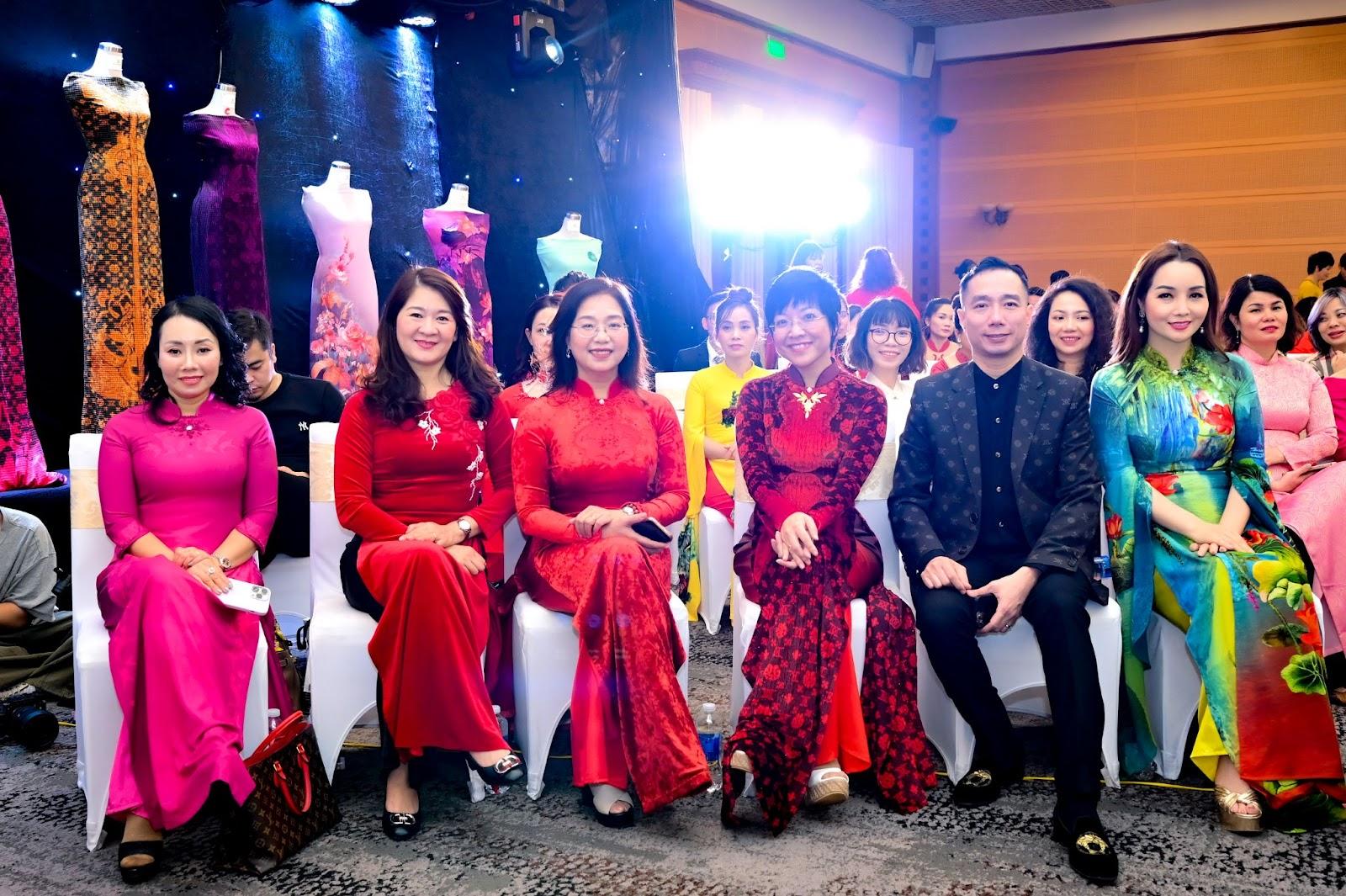 VTV.vn - Gala Tinh hoa Áo dài Việt 2022 chứng kiến màn ra mắt ấn tượng và đong đầy cảm xúc của những BST Áo dài mới nhất từ các NTK trên khắp mọi miền