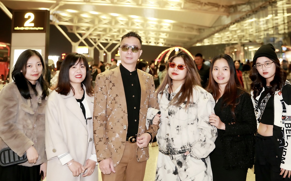 Đạo diễn GenZ Đỗ Bảo Ngọc lên đường bắt đầu hành trình quảng bá áo dài tại Mỹ