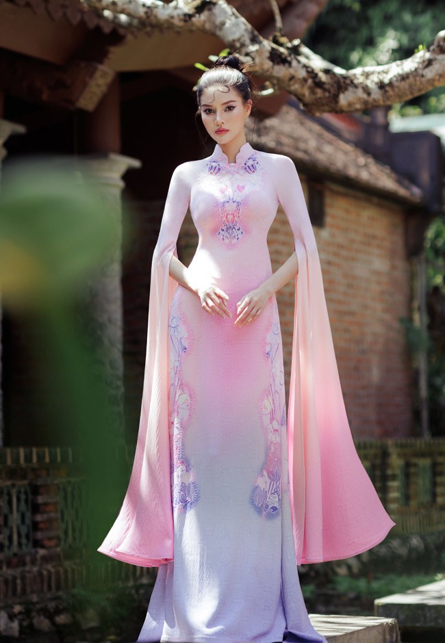 Á quân The New Mentor mong manh như nàng thơ trong tà áo dài