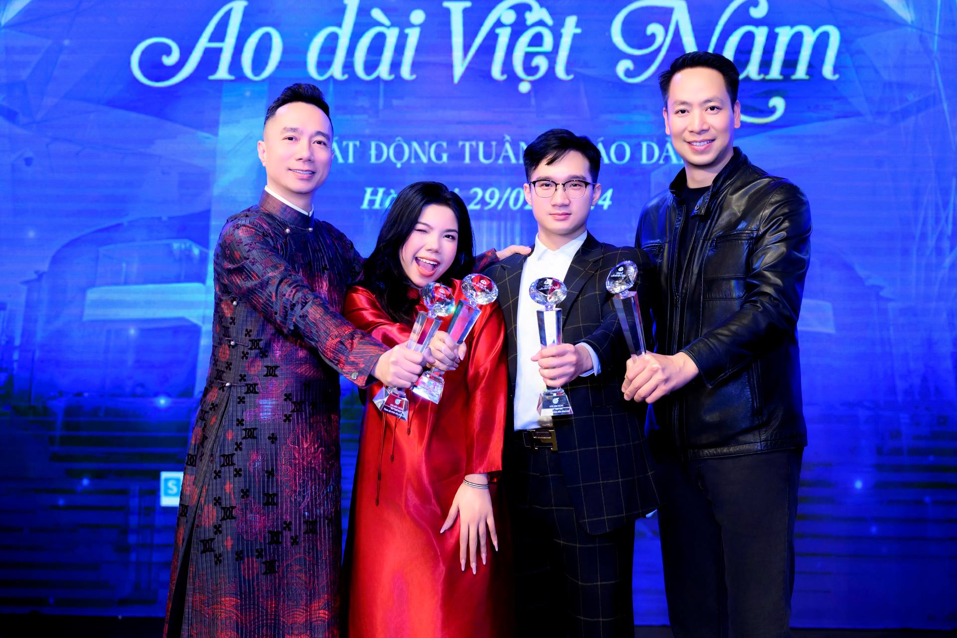 48 giờ luyện tập trình diễn 57 bộ sưu tập qua lời kể đạo diễn Gen Z Đỗ Bảo Ngọc khai mạc Tuần lễ Áo dài Việt Nam