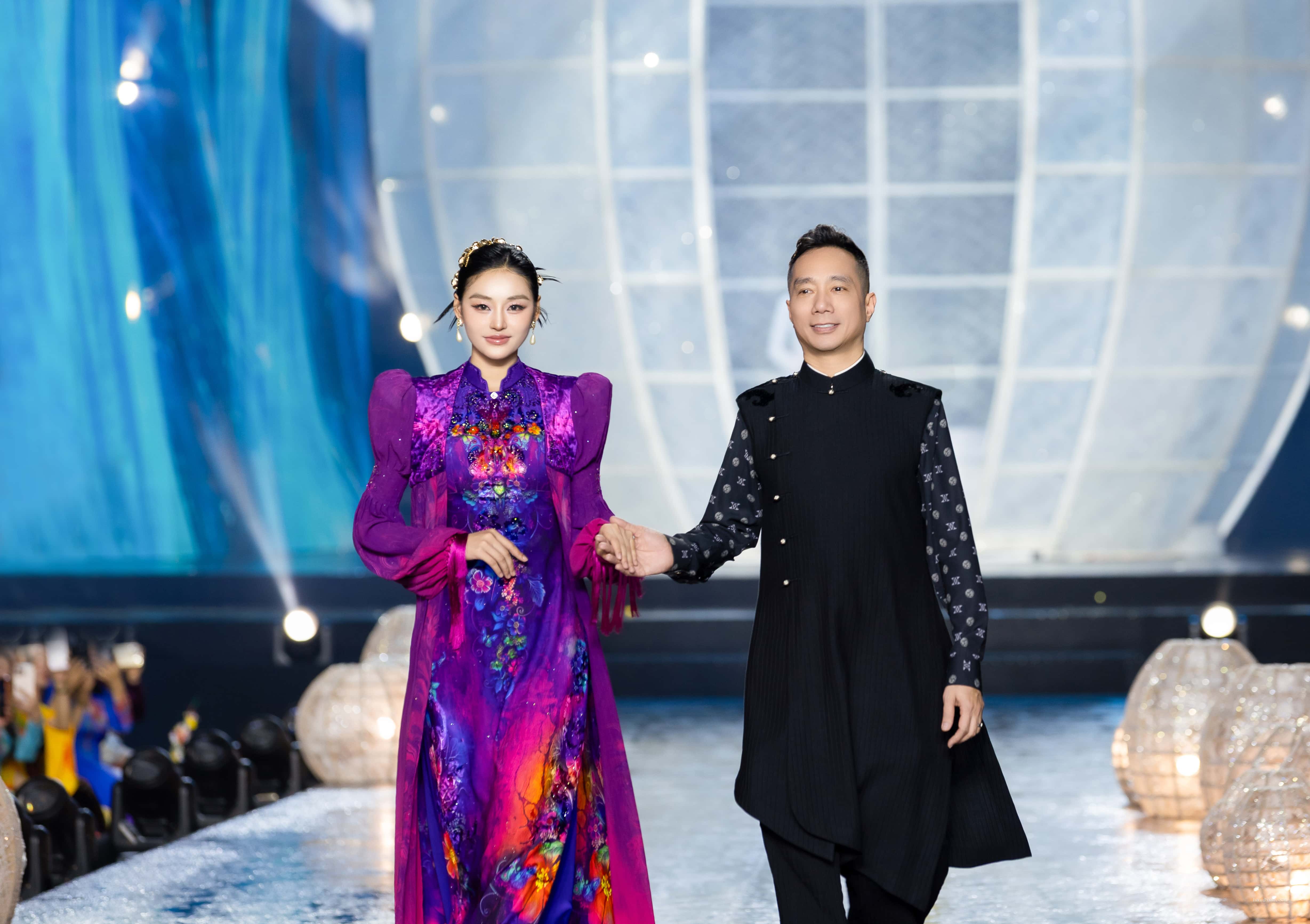 NTK Đỗ Trịnh Hoài Nam giới thiệu “Tứ Bình Hoa Lụa” tại đêm Nghệ thuật Áo dài TP. HCM 2026