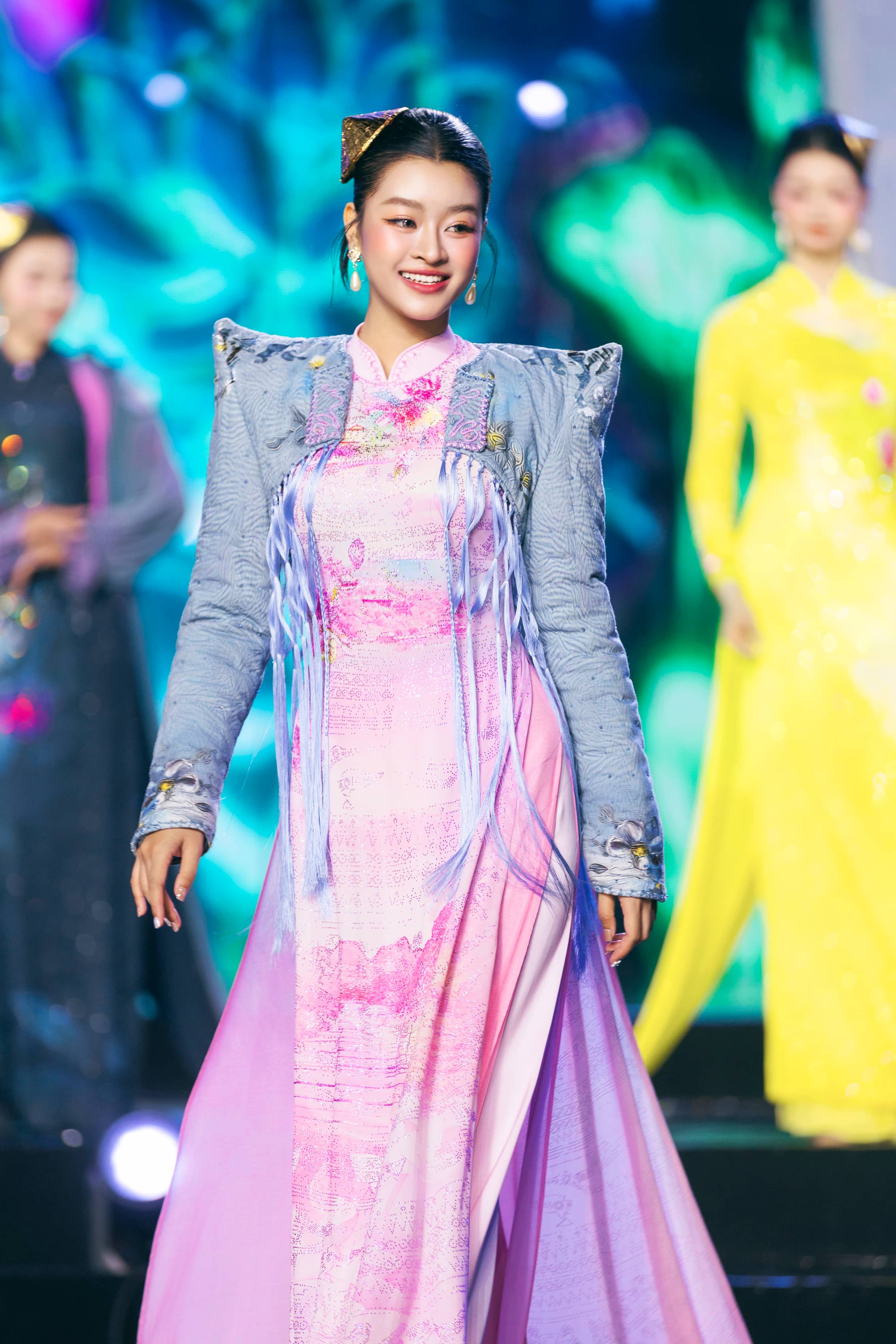 Nhà thiết kế Đỗ Trịnh Hoài Nam đưa nghệ thuật tranh đá quý lên áo dài tại Lễ hội Áo dài Thành phố Hồ Chí Minh