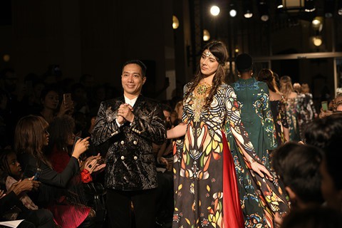 Áo dài dát vàng tại Paris Haute Couture - NTK Đỗ Trịnh Hoài Nam